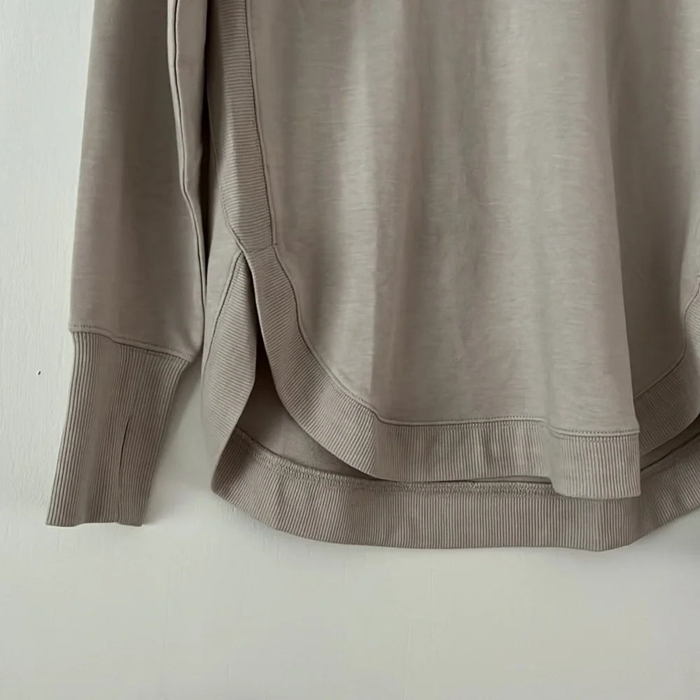 NWT Soft Rounded Hem Tee with Thumb Holes - Picture 8 of 13